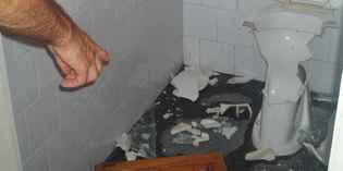 Vicchio. Nuovo raid vandalico nella scuola: distrutto un bagno. Foto...