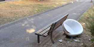 Borgo e i suoi marciapiedi 4. Rifiuti ingombranti tra le panchine...