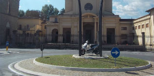 Borgo. Motorini sulle panchine (e non solo) dopo una notte di baldoria