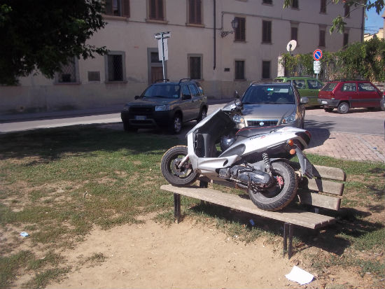 Borgo. Motorini sulle panchine (e non solo) dopo una notte di baldoria