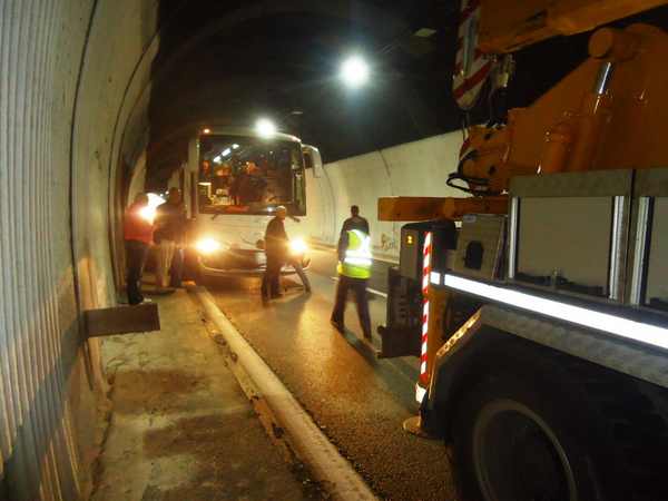 A1. Pullman di Vicchio fermo in galleria. Sfiorato l'incidente...