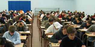 Vicchio. Chiama i carabinieri al test per autisti: 'Bimbi e cellulari in aula'