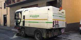 Borgo. Spattrice 'impazzita' 'spara' olio su strada e facciate. Foto...