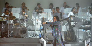 Roberta. Violinista borghigiana con Renato Zero per “Amo Tour 2013”