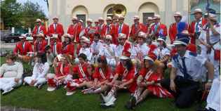 Outlet. Il 16 novembre si accende l'albero di Natale. Suona la Vicchio Folk Band