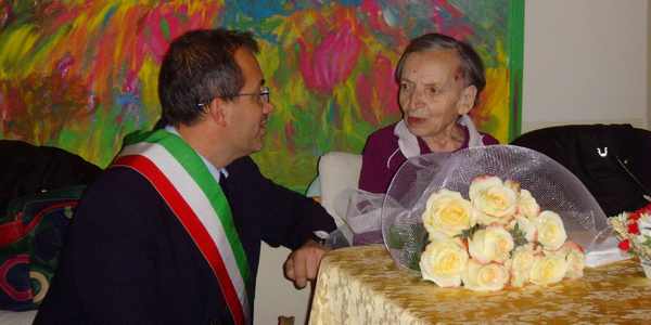 Borgo. Emilia, nonna centenaria festeggia con il sindaco. La foto..