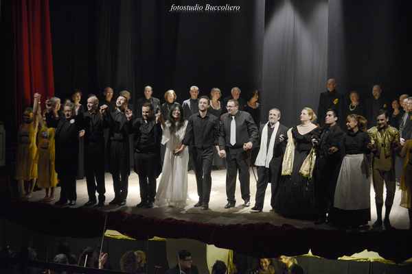 Borgo. Applausi ed emozione in teatro per La Traviata. Foto e cronaca