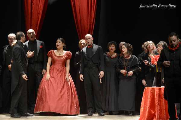 Borgo. Applausi ed emozione in teatro per La Traviata. Foto e cronaca