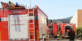 Tragedia a Prato. Incendio nel capannone dormitorio, almeno sette vittime...