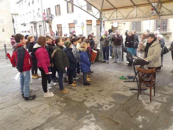 Natale 2013. Foto e cronaca di saggi e canti a Borgo. Anche in ospedale