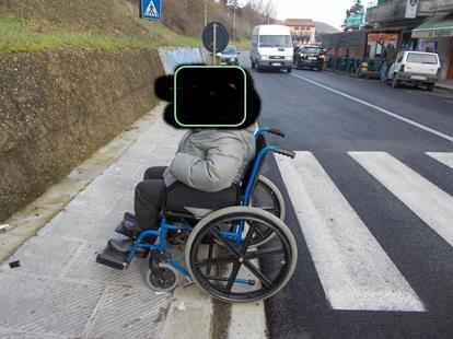 Vaglia. Si fingono disabili per testare la pensilina: 'E' troppo stretta'