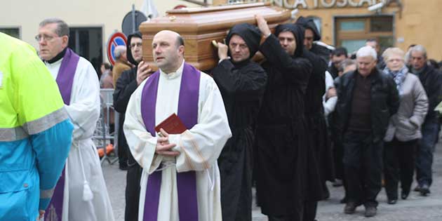 Vicchio. Chiesa gremita per l'ultimo saluto a Fabrizio.
