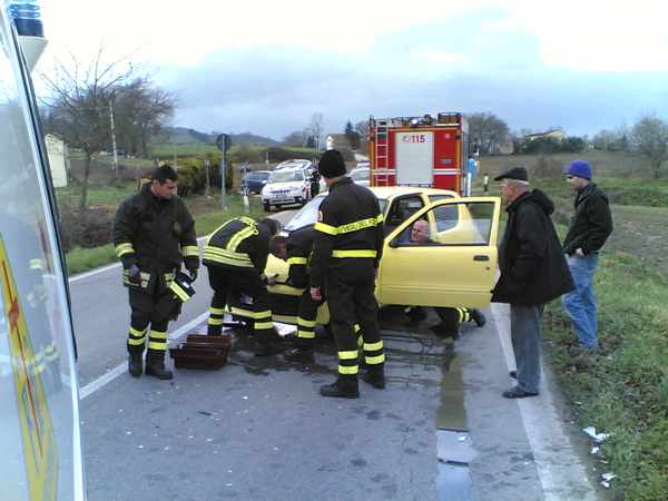 Borgo. Strada dritta e in aperta campagna... tamponamento tra auto...
