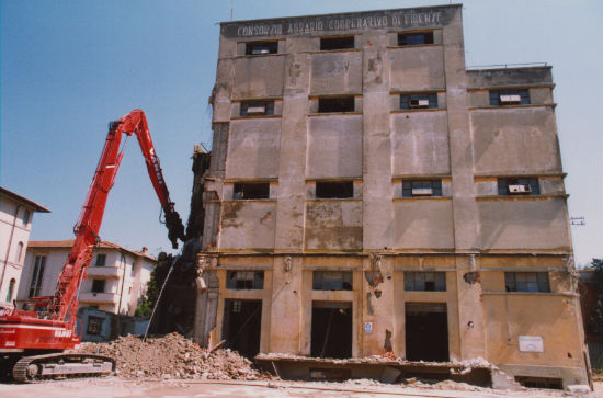 Borgo. Abbattuto il vecchio dispensario antitubercolare. Foto e storia