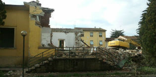 Borgo. Abbattuto il vecchio dispensario antitubercolare. Foto e storia