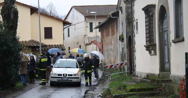 Panicaglia. Scende la notte sulle case vuote. E la frana fa paura...