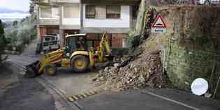Ronta. Boato nella notte. Parcheggio frana sulla strada. Le foto...