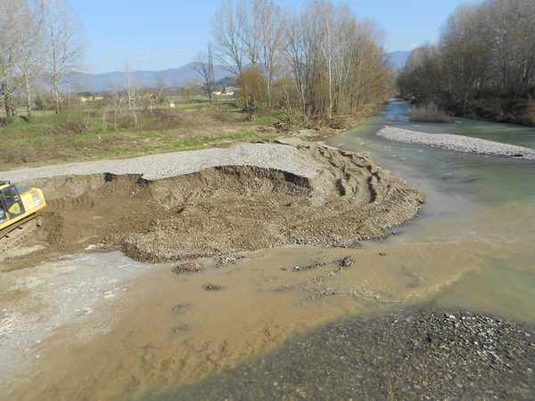 Sagginale. Lavori in corso per liberare il ponte dopo la piena
