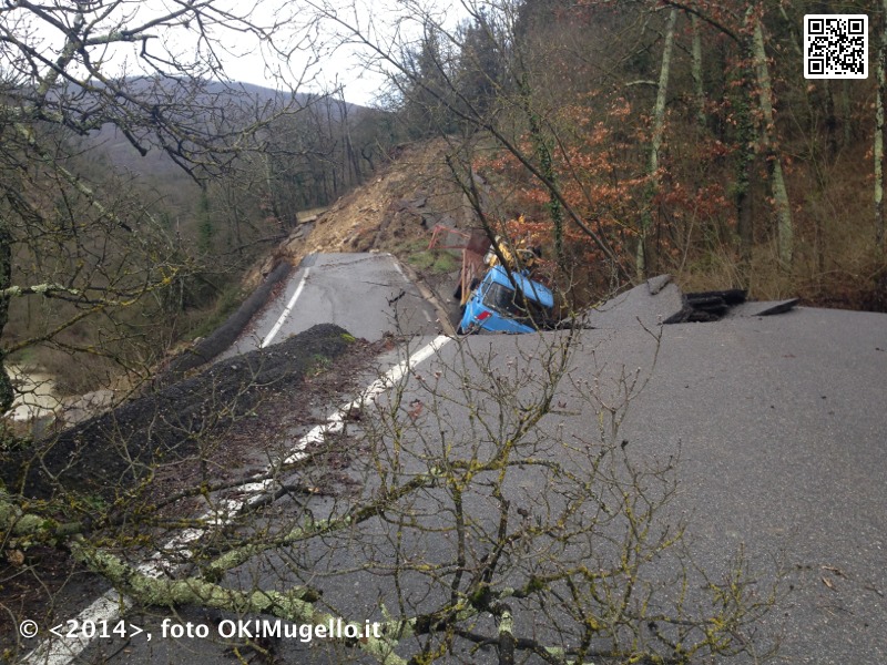 Vaglia. Frana la strada per Carlone. Due famiglie isolate