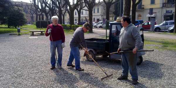 Borgo. Alpini all'opera: sistemano i giardini in vista della festa