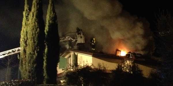 Casa in fiamme a Luco. Le foto dell'intervento dei pompieri