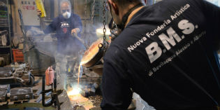 Fuso a Pelago il crocifisso in bronzo per Papa Francesco