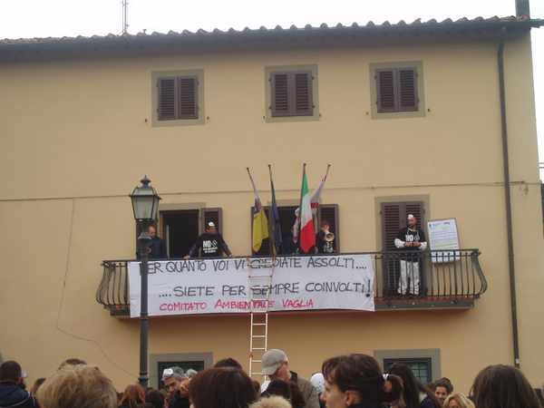 Vaglia. In 400 in corteo contro la discarica a Paterno. Foto...