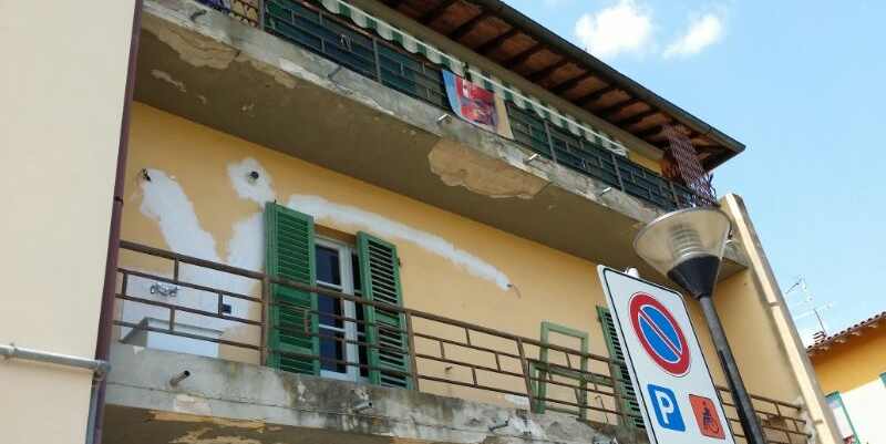 Vicchio. Cade intonaco nella casa popolare. Polemica...