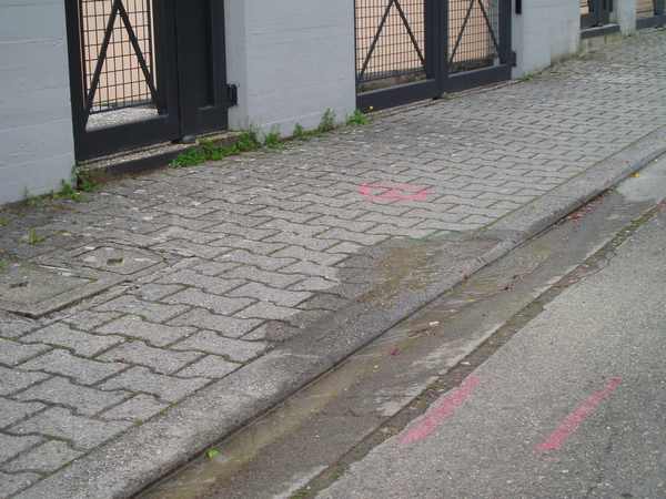 Ronta. L'acqua che 'zampilla' dal marciapiede...