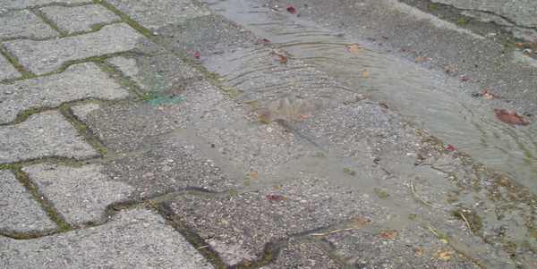 Ronta. L'acqua che 'zampilla' dal marciapiede...