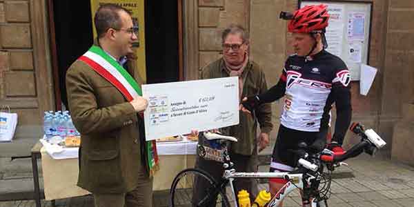 Ha fatto tappa a Borgo il ciclista diretto in Mali. Foto