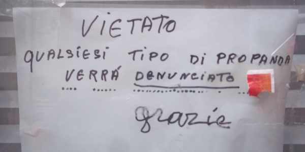 Borgo. La 'propanda' (?) sotto l'orologio?