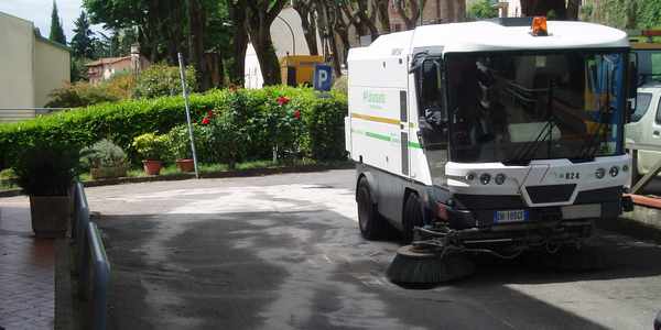 Ronta. Spazzatrice 'spara-olio' di Publiambiente colpisce per la 6° volta