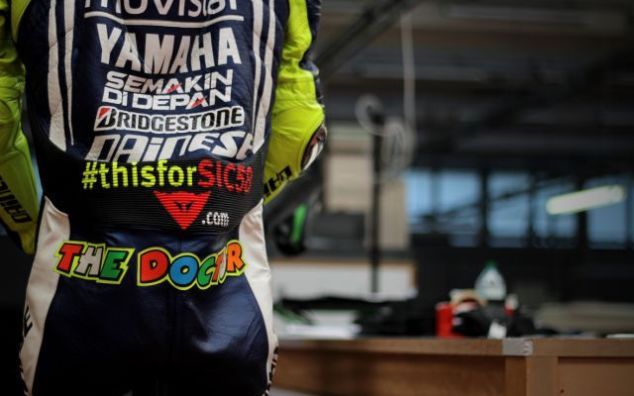 Offerta record per la tuta di Valentino Rossi in onore del Sic