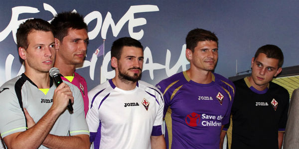 La Fiorentina ha presentato le nuove maglie. Gomez: voglia di rivincita