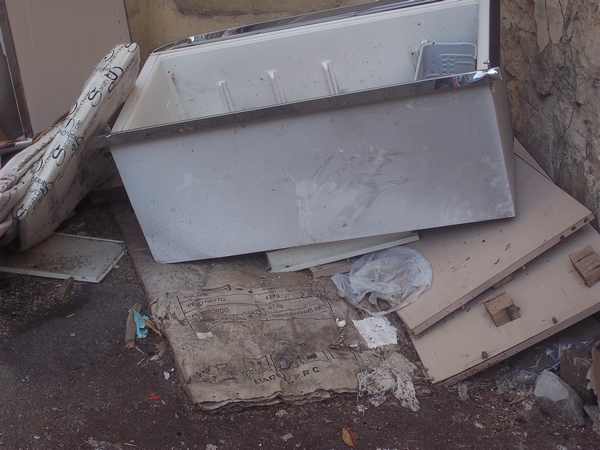 Borgo. Frigoriferi e materassi. Discarica abusiva nel bosco...