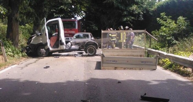 Rabatta. Furgone contro un albero, perde il cassone. Foto...