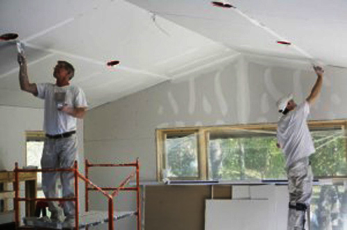 Luco. I soci del Rotary imbianchini per la scuola, verniciata un'aula