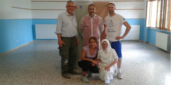 Luco. I soci del Rotary imbianchini per la scuola, verniciata un'aula