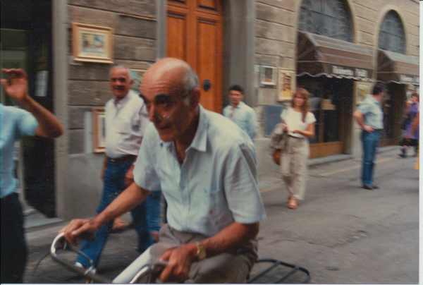 Borgo, com'era e com'è. Storia e foto dell'edicola Mattioli