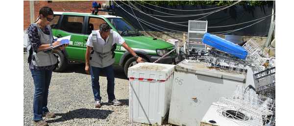 Borgo. Discarica di Tv e lavatrici sul retro del negozio di elettronica