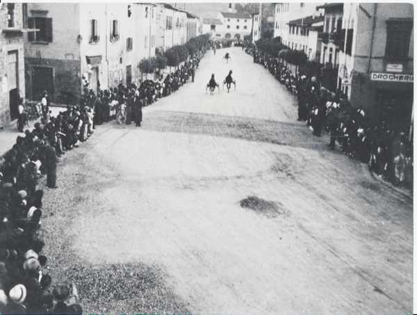 Borgo. Corse di cavalli in paese per San Lorenzo. Foto d'epoca...