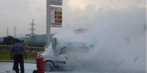 Auto a gas in fiamme al distributore. Foto...