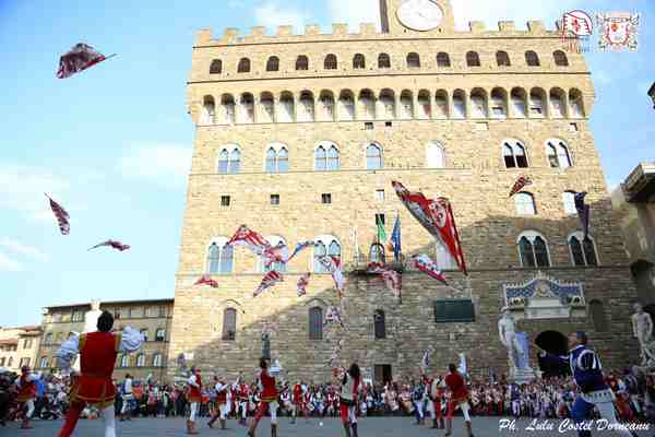 Scarperia-Uffizi. Foto del gemellaggio dei bandierai...