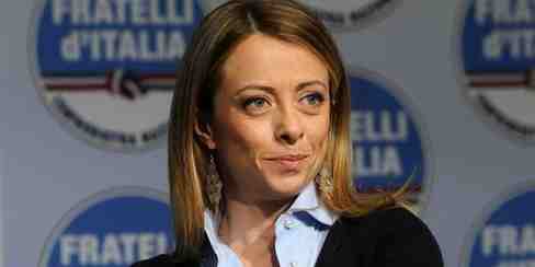 Giorgia Meloni a piedi a Monte Senario, in polemica con Renzi