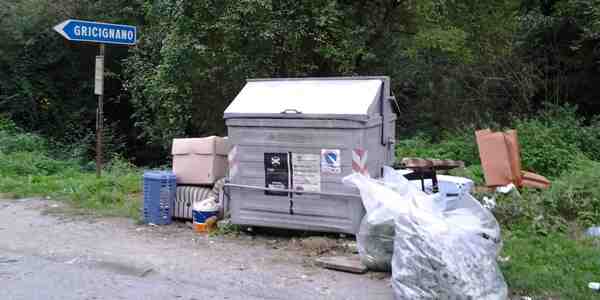 Rifiuti, mobili e inciviltà fuori dal cassonetto. Foto di Gricignano...