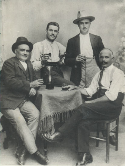 Una vetrina con i vini del Mugello