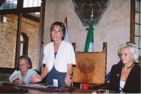 Successo della mostra di Maria Luisa Vallomy al Teatro Dè Medici