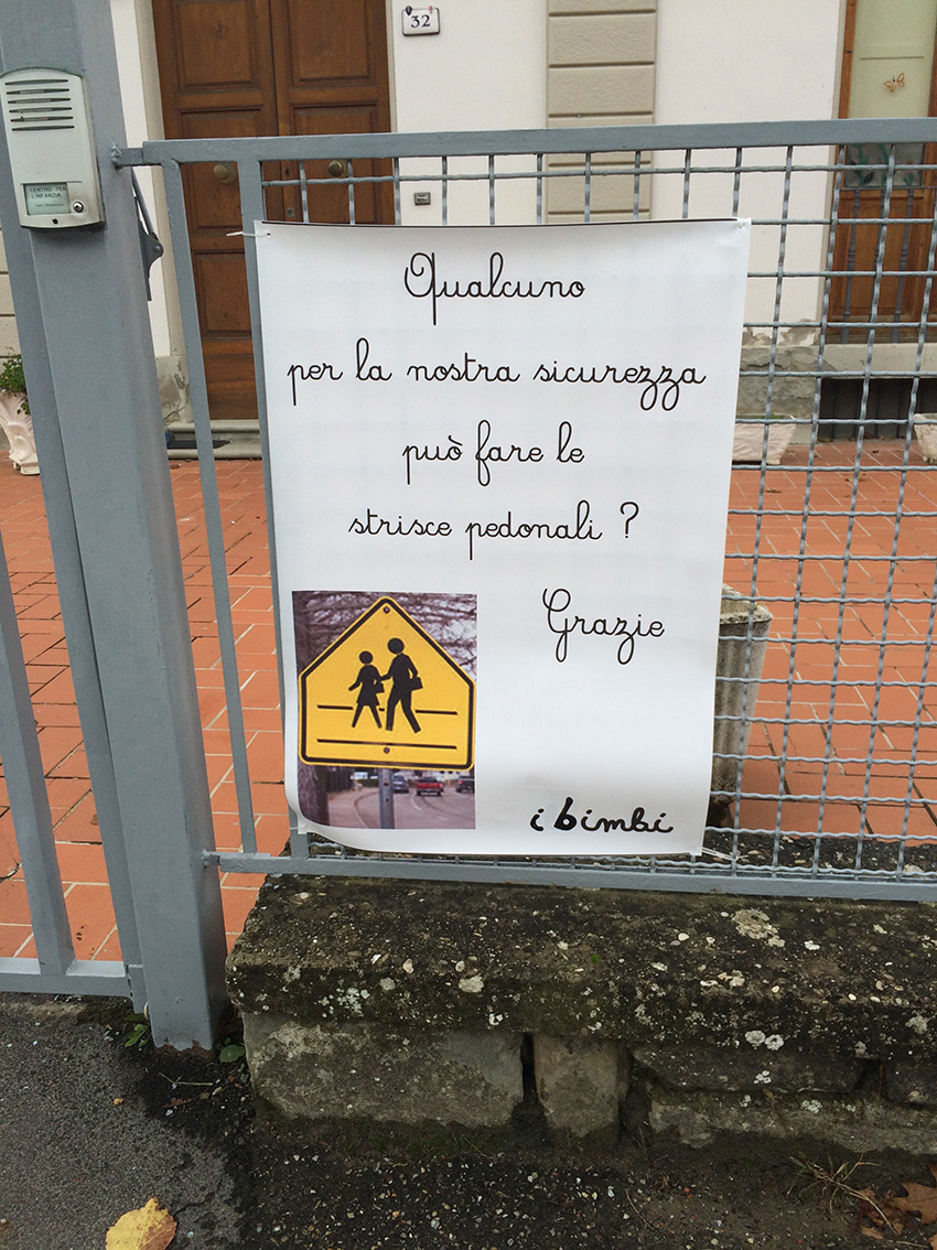 Palazzuolo. Strisce pedonali invisibili: protesta dei bambini