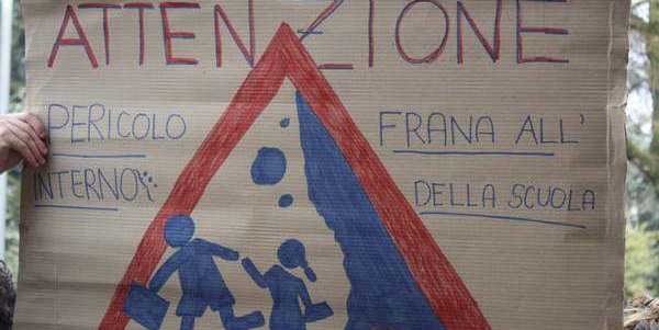 Chino Chini. Le foto più belle (e gli striscioni) della manifestazione...